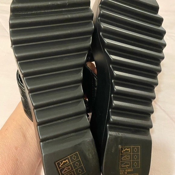 YOKI Brielle Black Quilt Platform Sandals size 10 style Bumble (EF) - Picture 5 of 11